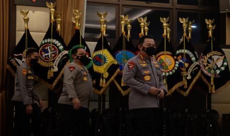 Kapolri Jenderal Pol Listyo Sigit Prabowo (kanan) didampingi Wakapolri yang juga Ketua Timsus Polri Komjen Pol Gatot Eddy Pramono (tengah) berjalan sebelum memberikan keterangan pers terkait tersangka baru kasus dugaan penembakan Brigadir J di Mabes Polri, Jakarta.