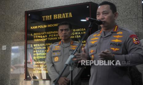 Kapolri Jenderal Pol Listyo Sigit Prabowo (kanan) menyampaikan konferensi pers usai melakukan pertemuan dengan Ketua Umum PSSI Erick Thohir di Mabes Polri, Jakarta, Senin (26/6/2023). Pertemuan tersebut untuk berkoordinasi terkait ditemukannya adanya indikasi pelanggaran atau kecurangan di perangkat liga sepakbola Indonesia.