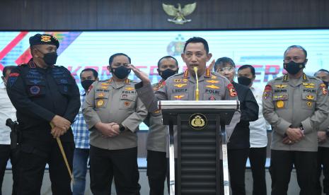 Kapolri Jenderal Pol Listyo Sigit Prabowo (kedua kanan) didampingi Wakapolri yang juga Ketua Timsus Polri Komjen Pol Gatot Eddy Pramono (kedua kiri), Dankor Brimob Komjen Pol Anang Revandoko (kiri) dan Irwasum Polri Komjen Pol Agung Budi (kanan) memberikan keterangan pers terkait tersangka baru kasus dugaan penembakan Brigadir J di Mabes Polri, Jakarta, Selasa (9/8/2022). Timsus Polri secara resmi menetapkan mantan Kadiv Propam Irjen Pol Ferdy Sambo sebagai tersangka. 