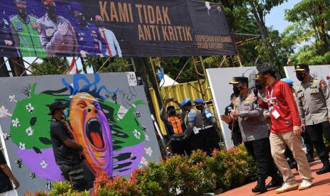 Kapolri Jenderal Pol Listyo Sigit Prabowo (ketiga kanan) didampingi Irwasum Polri Komjen Pol Agung Budi Maryoto (kanan) meninjau Bhayangkara Mural Festival 2021 di Lapangan Bhayangkara Mabes Polri, Jakarta, Sabtu (30/10/2021). Lomba mural terkait kritikan terhadap Polri tersebut memperebutkan Piala Kapolri serta diikuti 80 peserta terpilih dari tingkat Polda dan wilayah Jabodetabek.