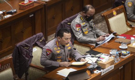 Kapolri Jenderal Listyo Sigit Prabowo (kiri) didampingi Irwasum Polri Komjen Agung Budi Maryoto (kanan) mengikuti rapat kerja dengan Komisi III DPR di Kompleks Parlemen, Senayan, Jakarta, Rabu (24/8/2022). Rapat membahas kasus dugaan pembunuhan berencana terhadap Brigadir Yosua di rumah dinas mantan kepala Divisi Propam Irjen Ferdy Sambo. 