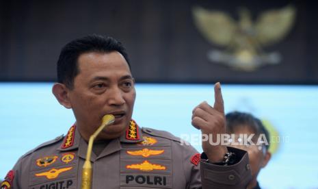 Kapolri Jenderal Pol Listyo Sigit Prabowo memberikan keterangan pers terkait tersangka baru kasus dugaan penembakan Brigadir J di Mabes Polri, Jakarta, Selasa (9/8/2022). Timsus Polri secara resmi menetapkan mantan Kadiv Propam Irjen Pol Ferdy Sambo sebagai tersangka. Direks Lemkapi sebut nasib Satgassus Merah Putih ada di tangan Kapolri.