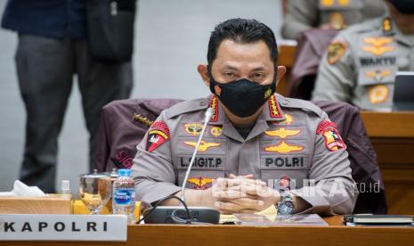 Kapolri Jenderal Listyo Sigit Prabowo mengikuti rapat kerja bersama Komisi III DPR di kompleks Parlemen, Jakarta, Senin (24/1/2022). Rapat membahas evaluasi kinerja dan capaian Polri sepanjang 2021 dan rencana program kerja pada 2022. 