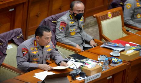 Kapolri Jenderal Pol Listyo Sigit Prabowo mengikuti rapat kerja dengan Komisi III DPR di Kompleks Parlemen, Senayan, Jakarta, Rabu (24/8/2022).