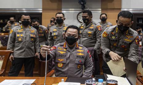 Kapolri Jenderal Pol Listyo Sigit Prabowo (tengah) bersiap mengikuti rapat kerja dengan Komisi III DPR di Kompleks Parlemen, Senayan, Jakarta, Rabu (24/8/2022). Rapat tersebut membahas terkait kasus dugaan pembunuhan berencana terhadap Brigadir Yosua di rumah dinas mantan Kadiv Propam Irjen Pol Ferdy Sambo. 