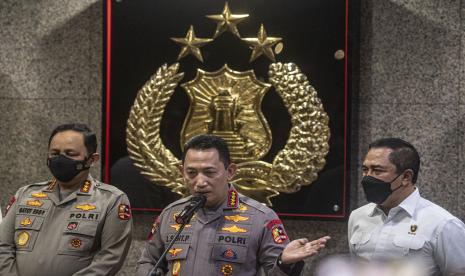 Kapolri Jenderal Pol Listyo Sigit Prabowo (tengah) didampingi Wakapolri Komjen Pol Gatot Eddy Pramono (kiri), dan Kabareskrim Polri Komjen Pol Agus Andrianto (kanan) menyampaikan keterangan pers terkait penyidikan kasus penembakan Brigadir J di Mabes Polri, Jakarta, Kamis (4/8/2022). Kapolri Jenderal Pol Listyo Sigit Prabowo menyatakan melalui Tim Inspektorat Khusus (Irsus) telah melakukan pemeriksaan terhadap 25 personel polri terkait dugaan pelanggaran kode etik dalam perkara penembakan Brigadir J di rumah dinas Kadiv Propam nonaktif Irjen Pol Ferdy Sambo.