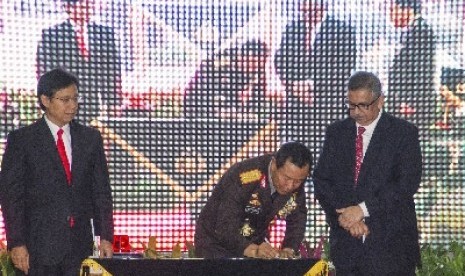 Kapolri Jenderal Pol Sutarman disaksikan Dirut Bank Mandiri, Budi Gunadi Sadikin (kiri) dan Dirut BRI, Sofyan Basir (kanan) menandatangani perjanjian kerja sama Kartu Tanda Anggota (KTA) Polri di Mabes Polri, Jakarta Selatan, Selasa (1/7).