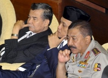 Kapolri Jenderal Pol. Timur Pradopo (kanan) bersama Wakil Ketua KPK Mochammad Jasin (tengah) dan Wakil Ketua KPK Bibit Samad Rianto (kiri) ketika bertemu dengan Tim Pengawas kasus Bank Century di Kompleks Parlemen, Senayan, Jakarta.