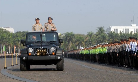   Kapolri Jenderal Pol Timur Pradopo memeriksa pasukan saat upacara gelar pasukan Operasi Ketupat 2012 di Lapangan Monas, Jakarta, Jumat (10/8). ( Agung Fatma Putra)