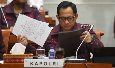 Kapolri Jenderal Pol Tito Karnavian bersiap mengikuti rapat kerja dengan Komisi III DPR di Kompleks Parlemen, Senayan, Jakarta, Selasa (23/5).