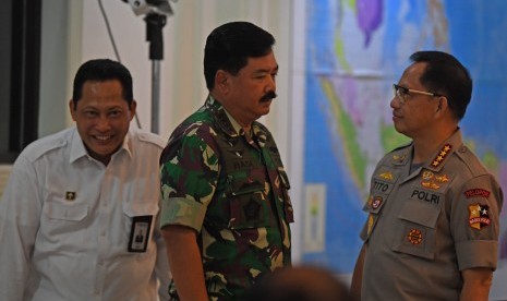 Kapolri Jenderal Pol Tito Karnavian (kanan) berbincang dengan Panglima TNI Marsekal TNI Hadi Tjahjanto (tengah) dan Kepala Bulog Budi Waseso sebelum mengikuti rapat terbatas di Kantor Presiden, Jakarta, Jumat (3/5/2019). 