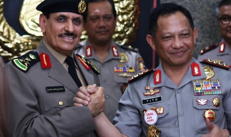 Kapolri Jenderal Pol Tito Karnavian (kanan) berjabat tangan dengan Kepala Kepolisian Arab Saudi General Othman bin Nasser Al Mehrej (kiri) seusai memberikan keterangan pers terkait kerjasama antara Polri dengan Kepolisian Arab Saudi di Jakarta, Selasa (18/4). 