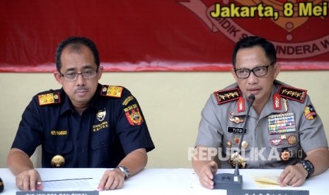  Kapolri Jenderal Pol Tito Karnavian (kanan) dan Dirjen Bea Cukai Kemenkeu Heru Pambudi memberikan keterangan pada rilis narkotika jenis sabu jaringan Cina di RS Polri Kramat Jati, Jakarta, Senin (8/5).