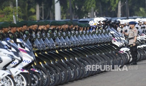 Kapolri Jenderal Pol Tito Karnavian (kanan) meninjau personel gabungan saat Apel Gelar Pasukan Pengamanan Pelantikan Presiden Dan Wakil Presiden periode 2019-2024 di Lapangan Silang Monas, Jakarta, Kamis (17/10/2019). 