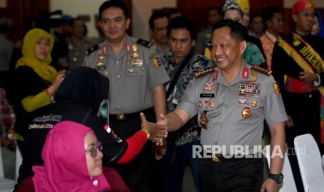 Kapolri Jenderal Pol Tito Karnavian (kedua kanan) didampingi Karopenmas Polri Brigjen Pol M Iqbal (kedua kiri)