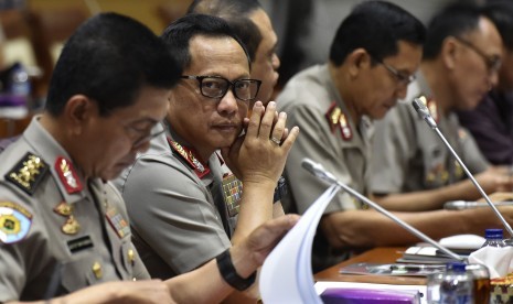 Kapolri Jenderal Pol Tito Karnavian (kedua kiri) bersama Wakapolri Komjen Pol Syafruddin (tengah) mengikuti rapat kerja dengan Komisi III DPR di Kompleks Parlemen Senayan, Jakarta, Rabu (14/3).