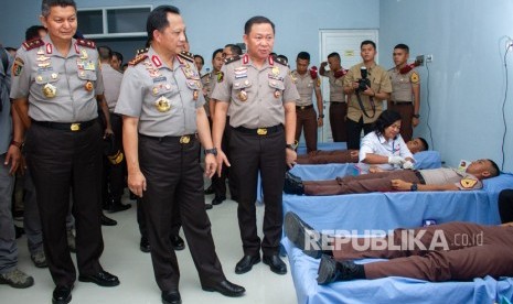 Kapolri Jenderal Pol Tito Karnavian (kedua kiri) didampingi Gubernur Akpol Irjen Pol Rycko Amelza Dahniel (kiri) dan Kapusdokkes Polri, Brigjen Pol Arthur Tampi (ketiga kiri) meninjau salah satu ruang poliklinik, seusai meresmikan operasional Klinik Wira Pratama Akademi Kepolisian (Akpol) di Semarang, Jawa Tengah, Ahad (09/12/2018). 