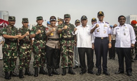 Kapolri Jenderal Pol Tito Karnavian (keempat kiri), Panglima TNI Marsekal TNI Hadi Tjahjanto (keempat kanan), Menteri PUPR Basuki Hadimuljono (ketiga kanan), KSAU Marsekal TNI Yuyu Sutisna (ketiga kiri), Gubernur DKI Jakarta Anies Baswedan (kedua kanan), KSAD Jenderal TNI Mulyono (kedua kiri), Plt Gubernur Sulawesi Selatan Soni Sumarsono (kanan), dan KSAL Laksamana TNI Siwi Sukma Adji (kiri) berfoto bersama seusai mengikuti apel gelar pasukan Operasi Kepolisian Terpusat Ketupat 2018 di Monas, Jakarta, Rabu (6/6). 