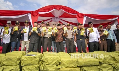 Kapolri Jenderal Pol Tito Karnavian (kelima kanan) bersama Menteri Keuangan Sri Mulyani (tengah) dan pejabat lainnya menunjukkan barang bukti narkotik jenis sabu di Pelabuhan Sekupang, Batam, Kepulauan Riau, Jumat (23/2).