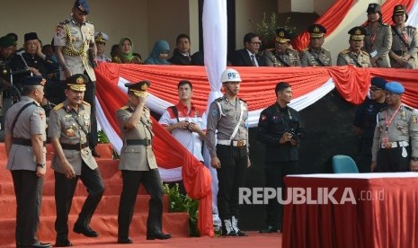 Kapolri Jenderal Pol Tito Karnavian (ketiga kiri) bersama mantan Kapolri Jenderal Pol Badrodin Haiti (kedua kiri) berjalan untuk menuju lapangan upacara untuk mengikuti serah terima jabatan Kapolri di Lapangan PTIK, Jakarta, Kamis (14/7).