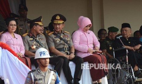 Kapolri Jenderal Pol Tito Karnavian (ketiga kiri) bersama mantan Kapolri Jenderal Pol Badrodin Haiti (kedua kiri) berbincang sebelum mengikuti serah terima jabatan Kapolri di Lapangan PTIK, Jakarta, Kamis (14/7)