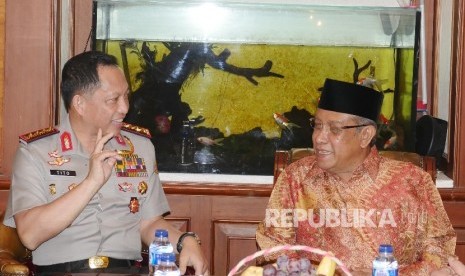 Kapolri Jenderal Pol Tito Karnavian (kiri) berbincang dengan Ketua Umum PBNU Said Aqil Siroj saat berkunjung ke kantor PBNU di Jakarta, Kamis (18/8).