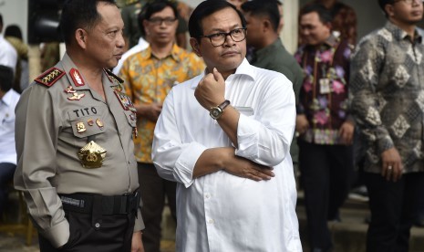 Kapolri Jenderal Pol Tito Karnavian (kiri) berbincang dengan Sekretaris Kabinet Pramono Anung disela-sela memantau unjuk rasa 4 November di sisi barat Istana Merdeka, Jakarta, Jumat (4/11).