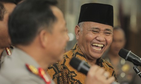 Kapolri Jenderal Pol Tito Karnavian (kiri) bersama Ketua Komisi Pemberantasan Korupsi (KPK) Agus Rahardjo (kanan) memberikan keterangan pers usai melakukan pertemuan di Mabes Polri, Jakarta, Kamis (6/7). 