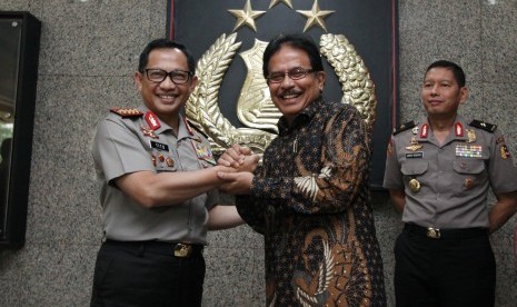 Kapolri Jenderal Pol Tito Karnavian (kiri) bersama Menteri Agraria dan Tata Ruang, Sofyan Djalil (kanan) berjabat tangan usai memberikan keterangan kepada wartawan mengenai kasus mafia tanah di Mabes Polri, Jakarta, Jumat (17/3).