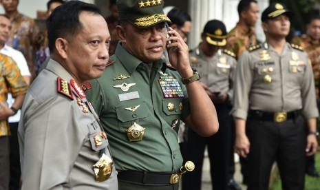 Kapolri Jenderal Pol Tito Karnavian (kiri) bersama Panglima TNI Jenderal TNI Gatot Nurmantyo memantau unjuk rasa 4 November di sisi barat Istana Merdeka, Jakarta, Jumat (4/11). 