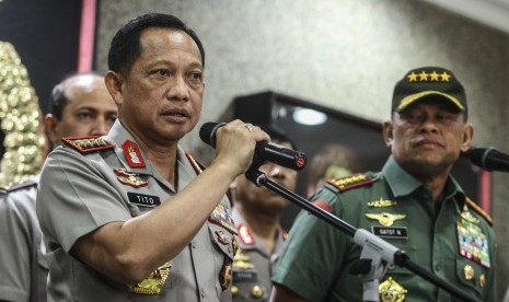 Kapolri Jenderal Pol Tito Karnavian (kiri) bersama Panglima TNI Jenderal TNI Gatot Nurmantyo memberikan keterangan pers usai melakukan pertemuan di Mabes Polri, Jakarta, Senin (21/11). 