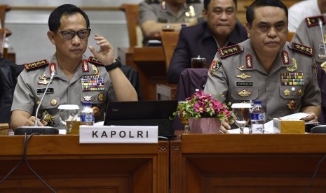 Kapolri Jenderal Pol Tito Karnavian (kiri) didampingi Kepala Lembaga Pendidikan Polri Komisaris Jenderal Syafruddin (kanan) mengikuti rapat kerja dengan Komisi III di Komplek Parlemen Senayan, Jakarta, Senin (5/9).