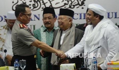 Kapolri Jenderal Pol Tito Karnavian (kiri), Ketua MUI Ma'ruf Amin (kedua kanan), Ketua Dewan Pembina GNPF-MUI M. Rizieq Shihab (kanan) berjabat tangan seusai memberi keterangan di gedung MUI, Jakarta, Senin (28/11). 