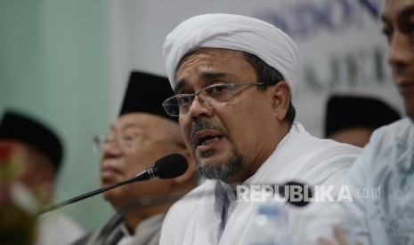 Kapolri Jenderal Pol Tito Karnavian (kiri), Ketua MUI Ma'ruf Amin (tengah), dan Ketua Dewan Pembina GNPF-MUI M. Rizieq Shihab berjabat tangan seusai memberi keterangan di gedung MUI, Jakarta, Senin (28/11). 