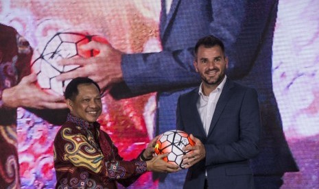 Kapolri Jenderal Pol Tito Karnavian (kiri) memberikan bola kepada Pelatih Bhayangkara FC Simon McMenemy (kanan) bersama dengan sejumlah pemain Bhayangkara FC berfoto bersama saat peluncuran tim Bhayangkara FC di Wisma Bhayangkari, Jakarta, Senin (10/4).