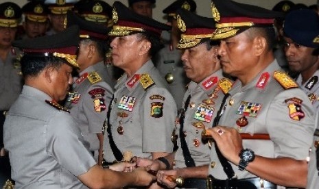 Kapolri Jenderal Pol Tito Karnavian (kiri) memberikan tongkat komando kepada Pejabat baru Kapolda Metro Jaya, Irjen Pol Idham Azis (kedua kanan) saat serah terima jabatan Kapolda Metro Jaya di Mabes Polri, Jakarta, Rabu (26/7)