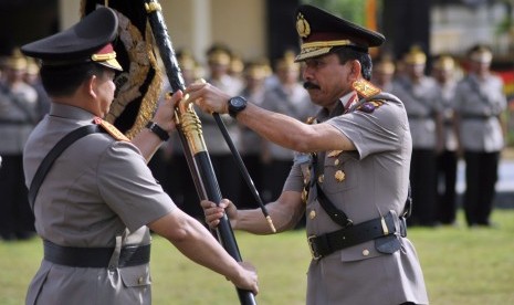 Kapolri Jenderal Pol Tito Karnavian (kiri) menyerahkan pataka kepada Kapolda Sumbar Brigjen Pol Fakhrizal (kanan) saat upacara peresmian peningkatan status Polda Sumbar, di Padang, Sumbar, Senin (3/4). 