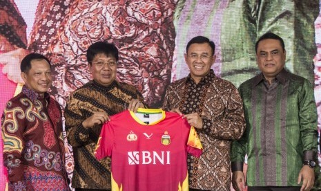 Kapolri Jenderal Pol Tito Karnavian (kiri), Wakapolri Komjen Syafruddin (kanan), Direktur Utama BNI Achmad Baiquni (kedua kanan) dan COO Bayangkara FC Gede Widiade (kedua kiri) menunjukan jersey saat peluncuran tim Bhayangkara FC di Wisma Bhayangkari, Jakarta, Senin (10/4). 