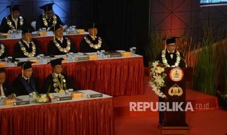  Kapolri Jenderal Pol Tito Karnavian meberikan orasi ilmiah saat rapat senat akademik terbuka pengukuhan guru besar di Sekolah Tinggi Ilmu Kepolisian-PTIK, Jakarta, Kamis (26/10)