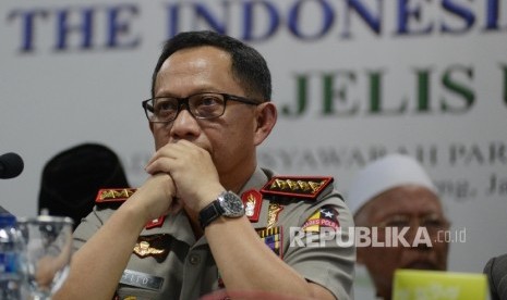 Kapolri Jenderal Pol Tito Karnavian memberi keterangan kepada wartawan di gedung MUI, Jakarta, Senin (28/11). 