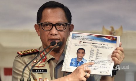 Kapolri Jenderal Pol Tito Karnavian menunjukkan sketsa wajah terduga pelaku penyerangan terhadap penyidik Komisi Pemberantasan Korupsi (KPK) Novel Baswedan, di Kantor Presiden, Jakarta, Senin (31/7).