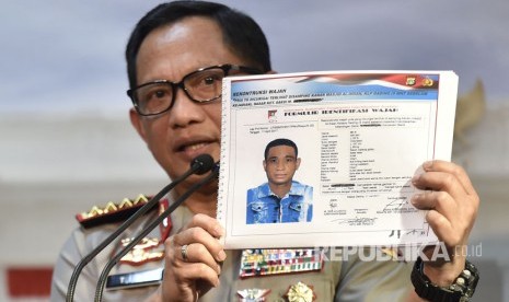 Kapolri Jenderal Pol Tito Karnavian menunjukkan sketsa wajah terduga pelaku penyerangan terhadap penyidik Komisi Pemberantasan Korupsi (KPK) Novel Baswedan, di Kantor Presiden, Jakarta, Senin (31/7). 