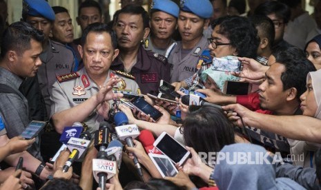 Kapolri Jenderal Pol Tito Karnavian menyampaikan keterangan kepada wartawan usai menghadiri rapat kerja dengan Komisi III di Kompleks Parlemen Senayan, Jakarta, Senin (17/7). 