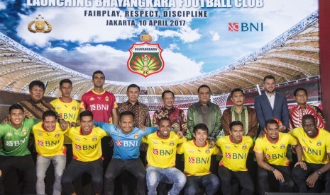 Kapolri Jenderal Pol Tito Karnavian (tengah belakang), Wakapolri Komjen Syafruddin (keempat kanan belakang), Direktur Utama BNI Achmad Baiquni (keempat kiri belakang), CEO Bayangkara FC Gede Widiade (kiri belakang), Pelatih Bhayangkara FC Simon McMenemy (kedua kanan belakang) bersama dengan sejumlah pemain Bhayangkara FC berfoto bersama saat peluncuran tim Bhayangkara FC di Wisma Bhayangkari, Jakarta, Senin (10/4).