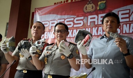  Kapolri Jenderal Pol Tito Karnavian (tengah) didampingi Kabareskrim Polri Komjen Pol Ari Dono Sukmanto (kanan) dan Kapolda Metro Jaya Irjen Pol M Iriawan menunjukkan barang bukti saat rilis kasus narkoba di Rumah Sakit Polri Kramat Jati, Jakarta Timur, Se