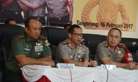 National Police Chief Tito Karnavian (center) accompanied by the Jayakarta Commander Teddy Lhaksmana and Jakarta Police Chief (right) M Iriawan conveyed a statement in a press conference at Tangerang Metro Police headquarter, Banten, Thursday (Feb 16).