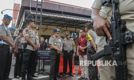 Kapolri Jenderal Pol Tito Karnavian (tengah) mendengarkan kronologis kejadian penyerangan anggota Polisi Polda Riau ketika berkunjung ke lokasi penyerangan di Mapolda Riau, di Pekanbaru, Riau, Kamis (17/5). 