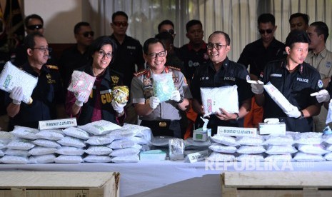 Kapolri Jenderal Pol Tito Karnavian (tengah), Menkeu Sri Mulyani (kedua kiri), Kabareskrim Polri Komjen Pol Ari Dono (kanan), Dirjen Bea Cukai Heru Pambudi (kiri) dan Direktur Tipidnarkoba Bareskrim Polri Brigjen Pol Eko Daniyanto (kedua kanan) menunjukkan barang bukti narkotik jenis ekstasi di Mabes Polri, Jakarta, Selasa (1/8).