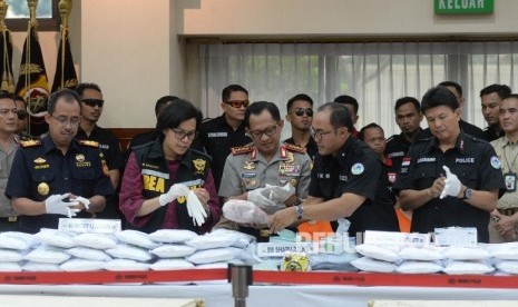 Kapolri Jenderal Pol Tito Karnavian (tengah), Menkeu Sri Mulyani (kedua kiri), Kabareskrim Polri Komjen Pol Ari Dono (kanan), Dirjen Bea Cukai Heru Pambudi (kiri) dan Direktur Tipidnarkoba Bareskrim Polri Brigjen Pol Eko Daniyanto (kedua kanan) menunjukkan barang bukti narkotik jenis ekstasi di Mabes Polri, Jakarta, Selasa (1/8). 