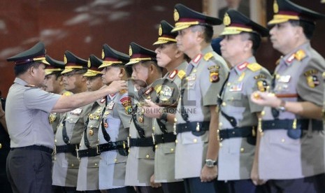 Kapolri Jenderal Polisi Badrodin Haiti (kiri) melakukan pelantikan pergantian perwira tinggi Polri di Mabes Polri, Jumat (12/6).(Republika/Wihdan Hidayat)